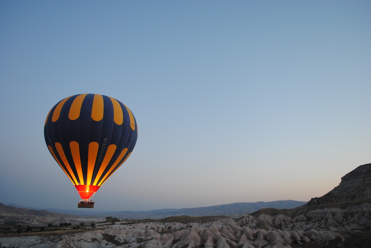 Co należy wiedzieć o locie balonem? Jak nim sterować i jak wygląda startowanie statku powietrznego?