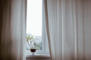 Jakie okna aluminiowe wybrać? Kluczowe parametry, koszty i dopasowanie do budynku
