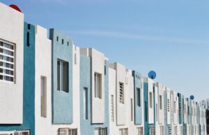 Jakie okna aluminiowe wybrać? Kluczowe parametry, koszty i dopasowanie do budynku
